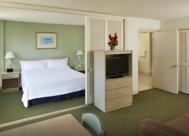 ambassador-hotel-waikiki-04.jpg