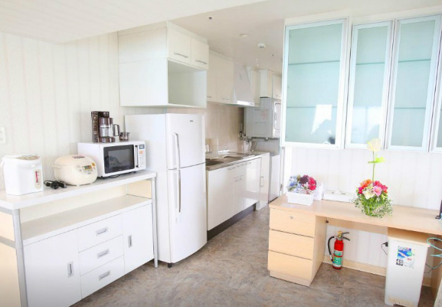 beachside-condominium-01.jpg